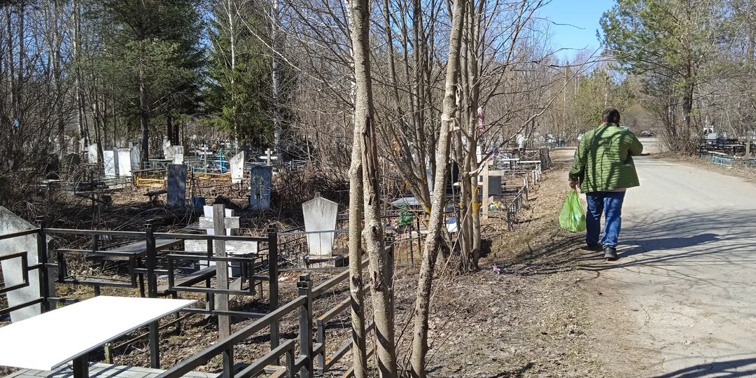 Талые воды затопили кладбище в Казани