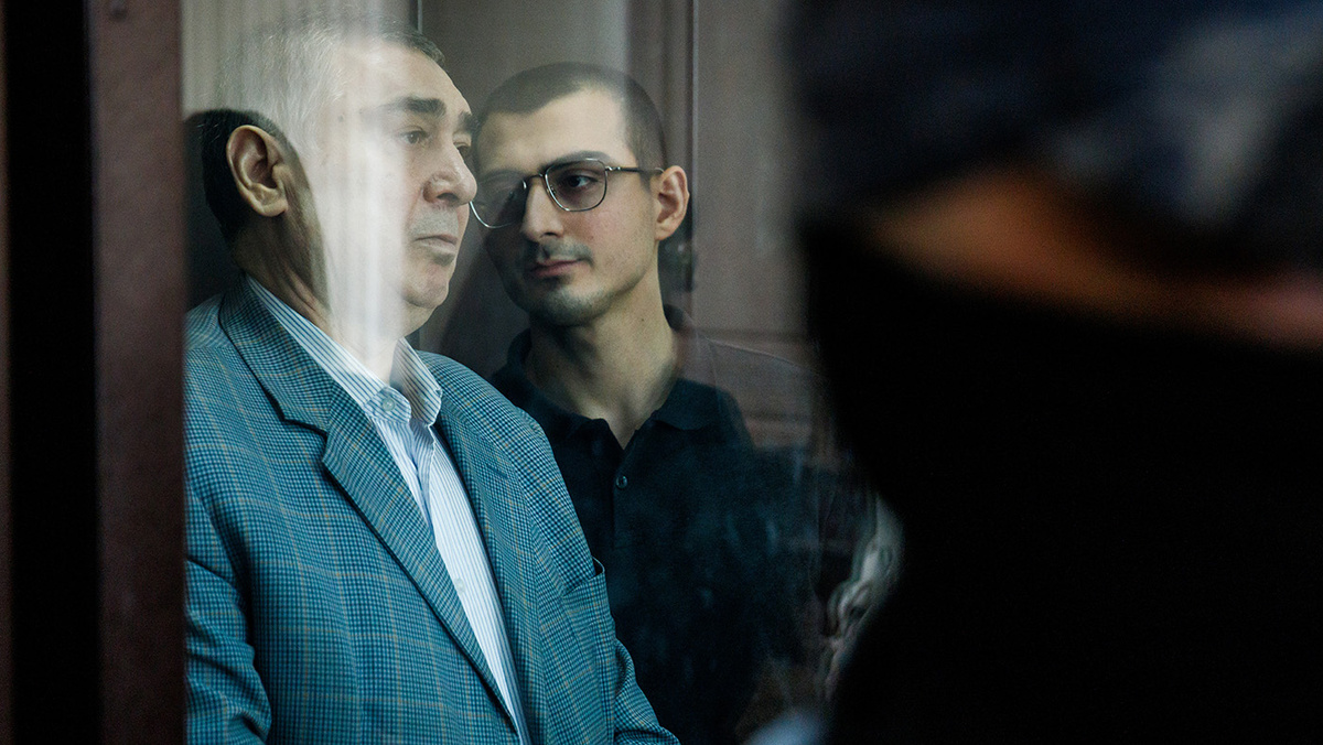   Московец Илья / URA.RU / TASS- Оглашение приговора по делу о применении насилия в отношении представителя власти Шахину и Мутвалы Шыхлински в Екатеринбурге