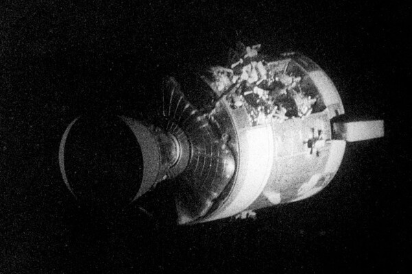    Поврежденный взрывом служебный модуль «Одиссея» / NASA