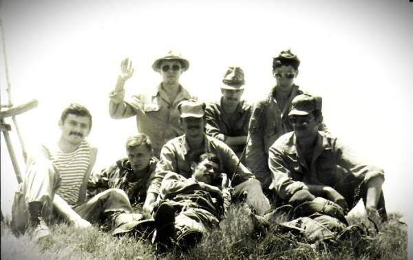 Карен Микаэлович с сослуживцами. Источник: https://clck.su/jvmbl