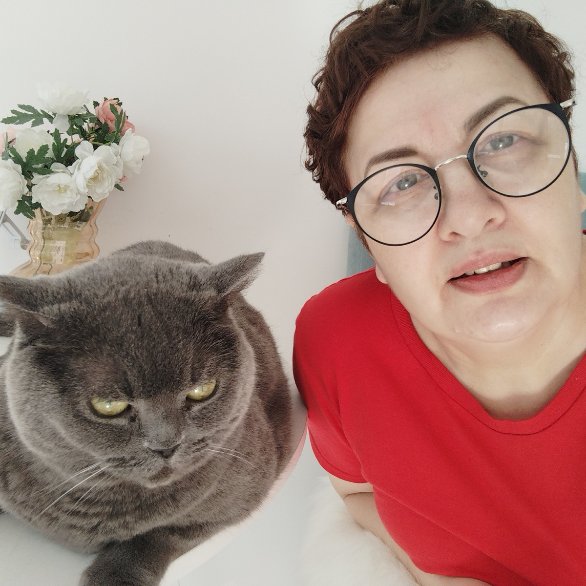 Автор канала и старшая кошка Манефа. Мамина любовь, умница, красавица с характером