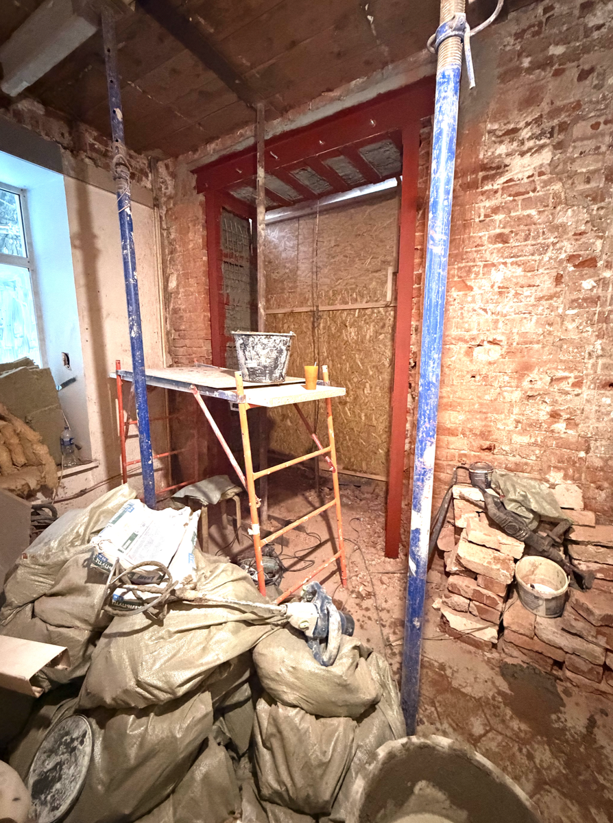 В капитальной стене фасада (восточная сторона)  прорублен дверной проем. Это проем предполагается  как единственный вход в помещение.