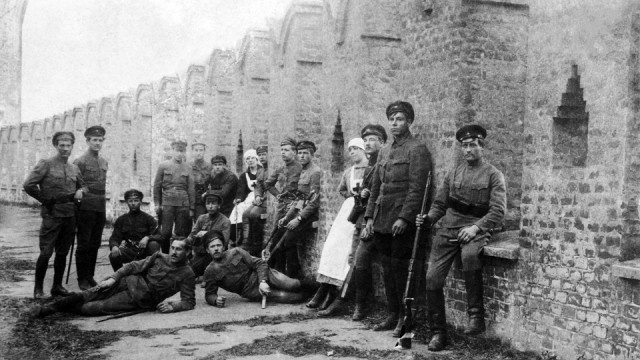 Латышские стрелки у Кремлевской стены после подавления восстания эсеров