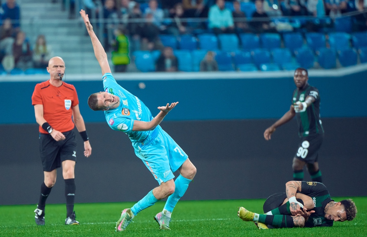 Александр Соболев весь матч состязался с игроками "Краснодара" и в мастерстве, и в актерском умении. Но выявить победителя не удалось. Фото: "ФК "Зенит".  