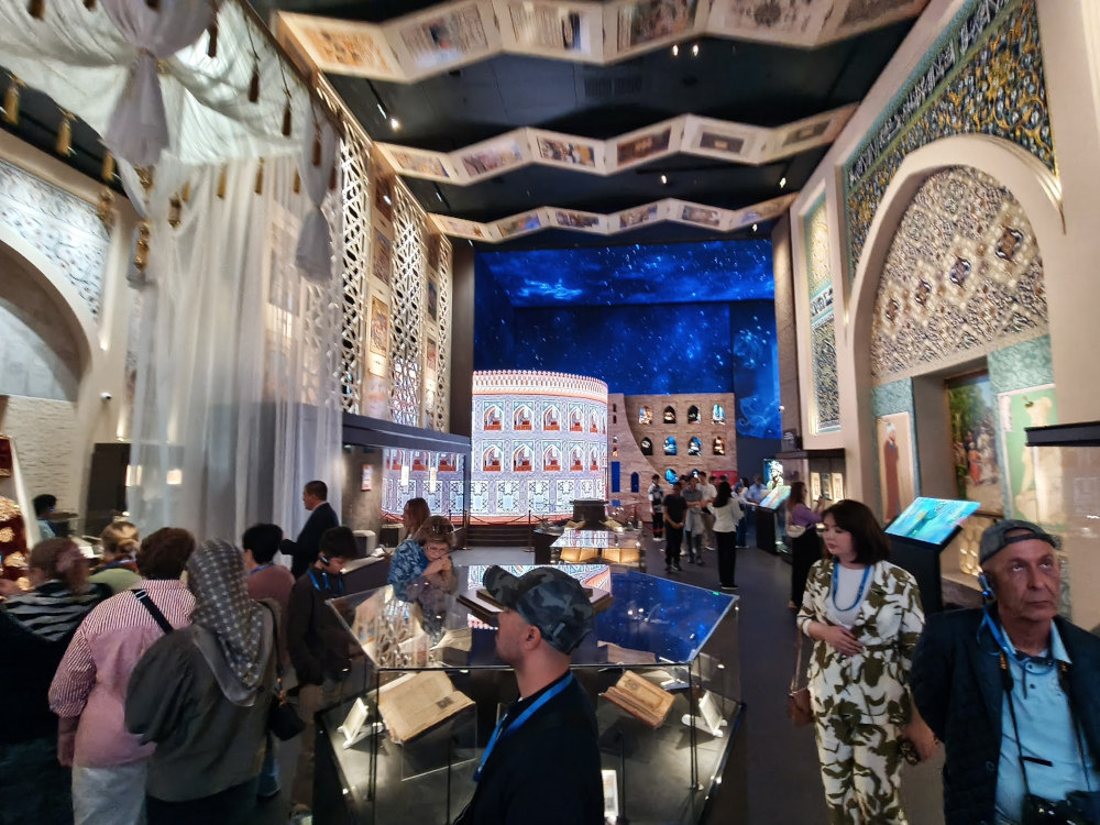 В центре исламской цивилизации в Ташкенте всегда много посетителей. Фото "Ферганы"