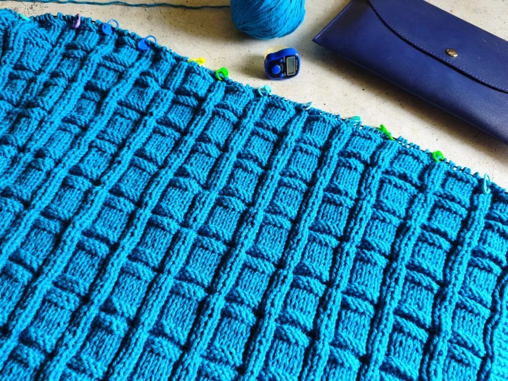 Пряжа  Gazzal XL Baby Cotton в 50 гр 105 метров. Спицы 3, 5.  5 пет платочной вязки, 13 раппортов. Итого 140 петель.