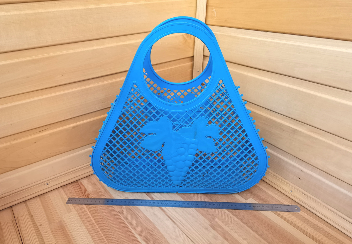 вот так вот она выглядит. Раньше с такими в магазин ходили или на пляж)