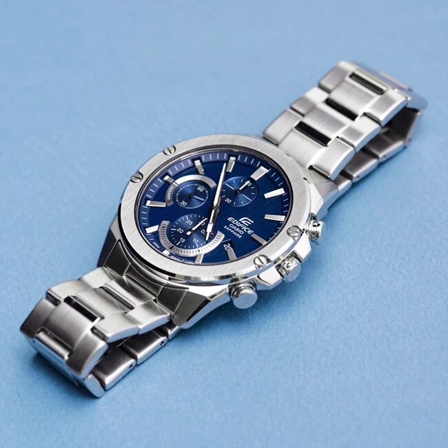 Часы Edifice EFR‑S567D‑2A сочетают прочность и практичность — хорошо смотрятся с деловым костюмом и удобно поместятся под манжетой рубашки