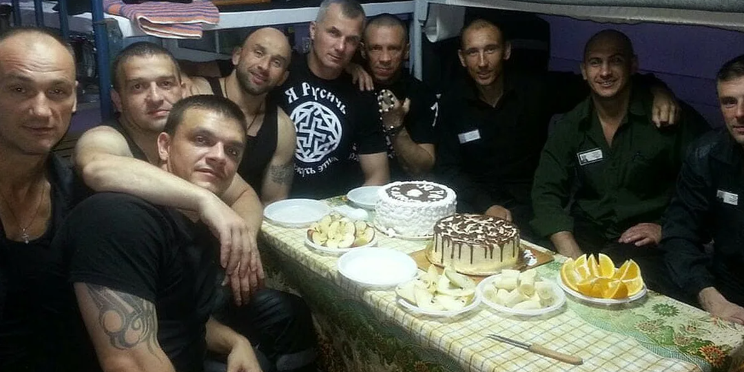 «Думаешь, там тебя не тронут?»: Правда о нормальной хате изнутри