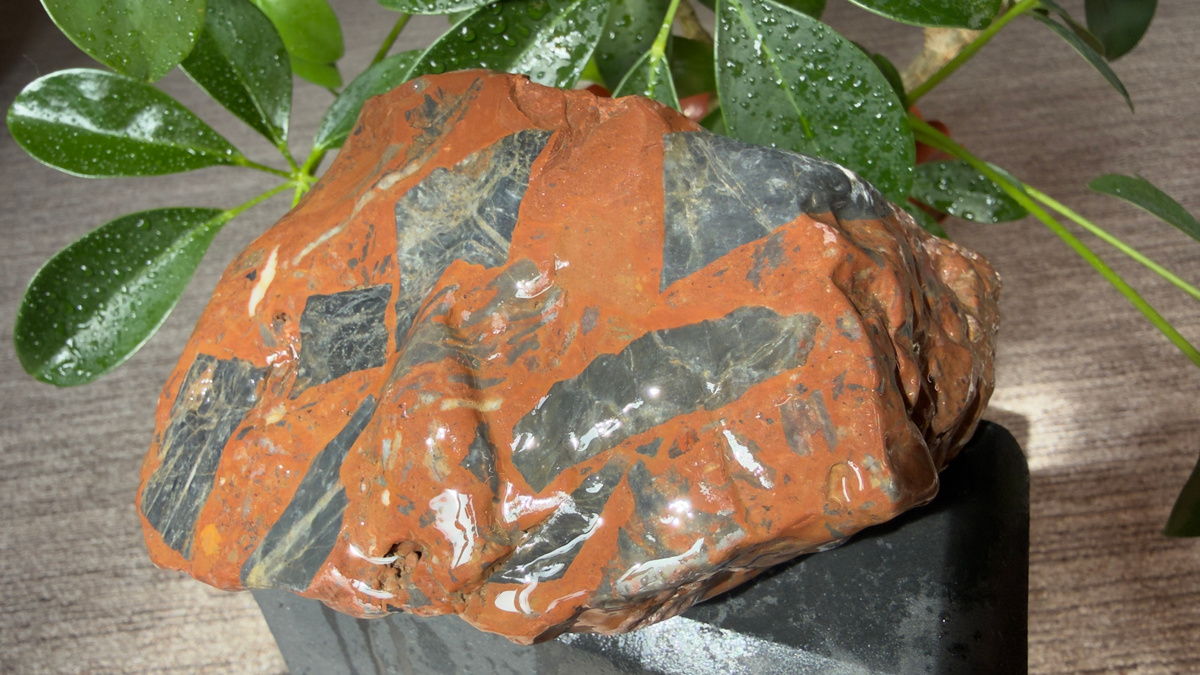 Красная брекчиевая яшма (крутите карусель)