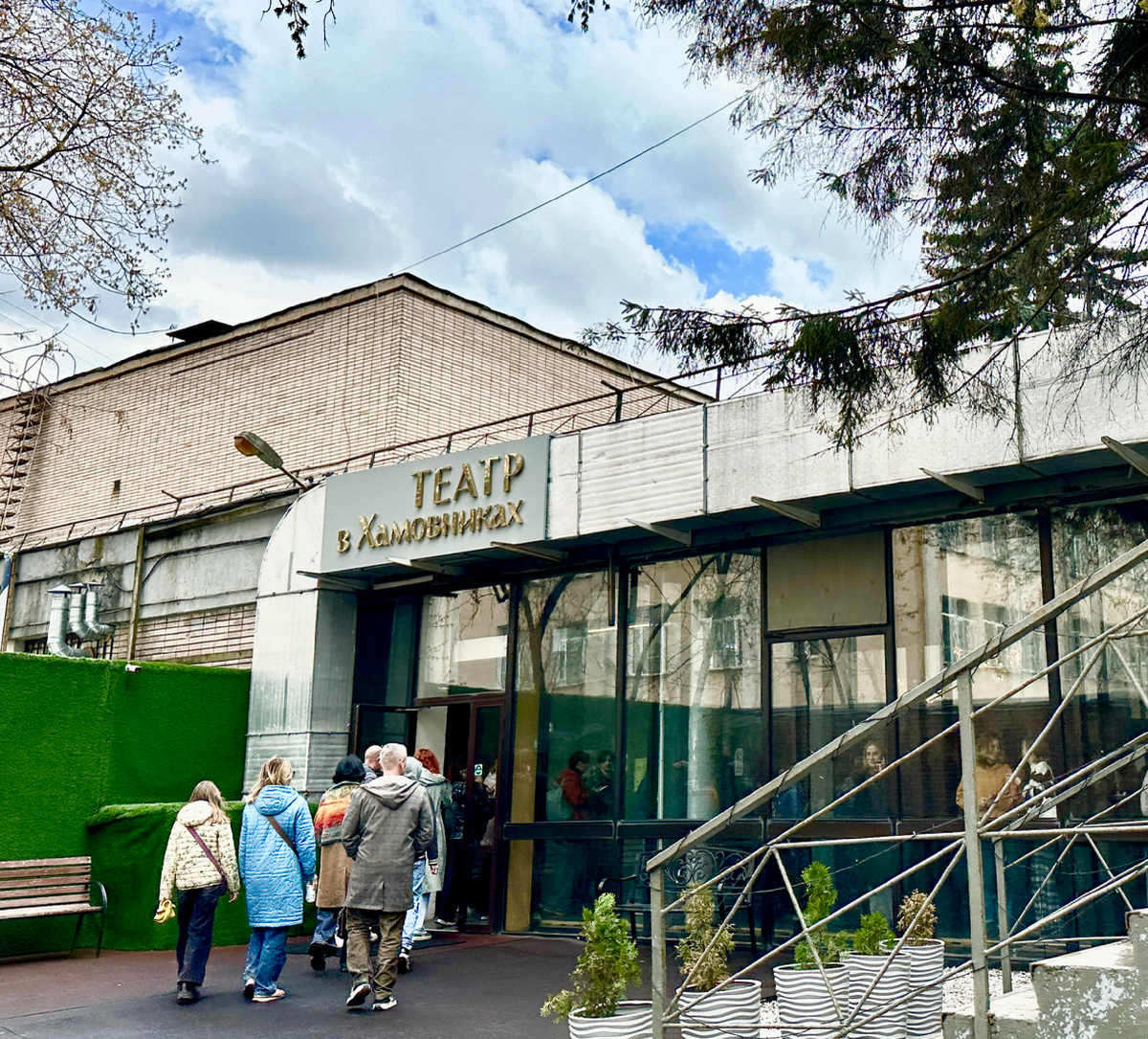 Вход в театр 