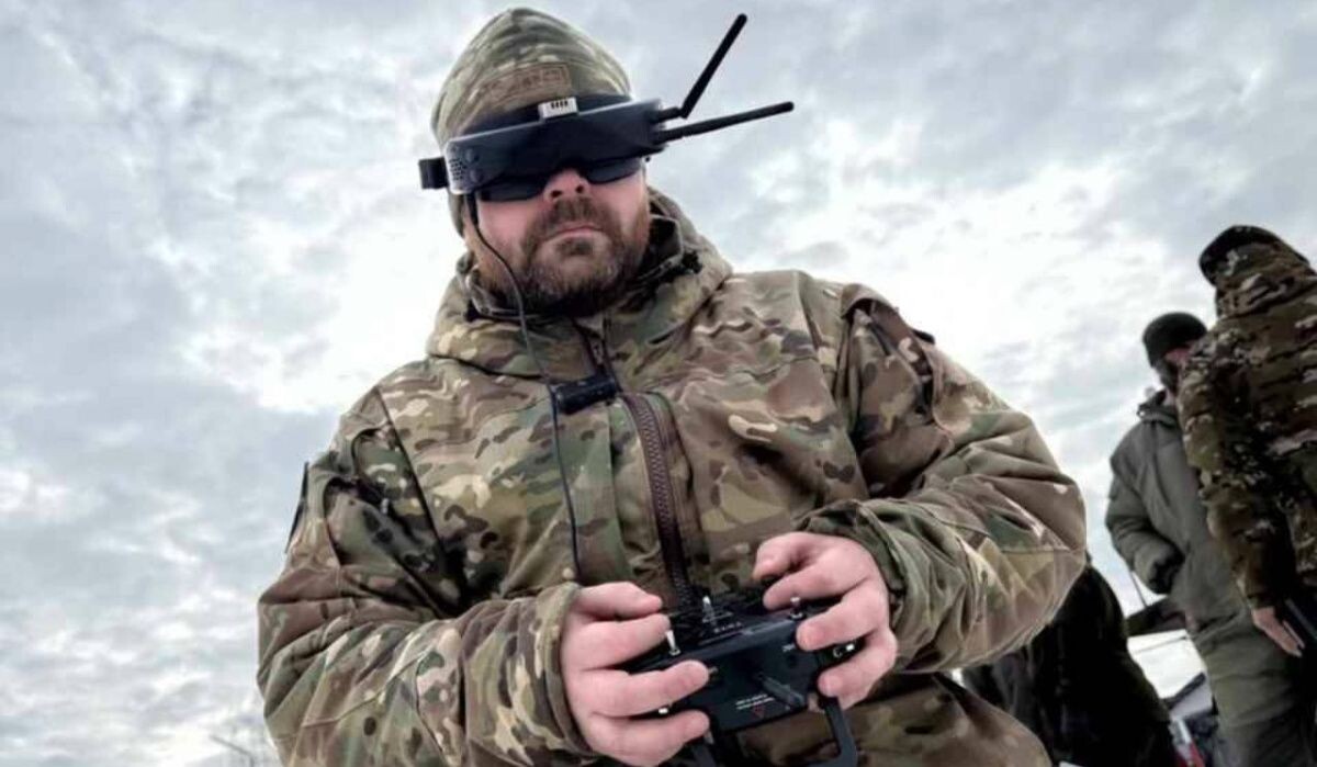     Управление дроном. Источник: spb.kp.ru Автор фото: Александр Коц