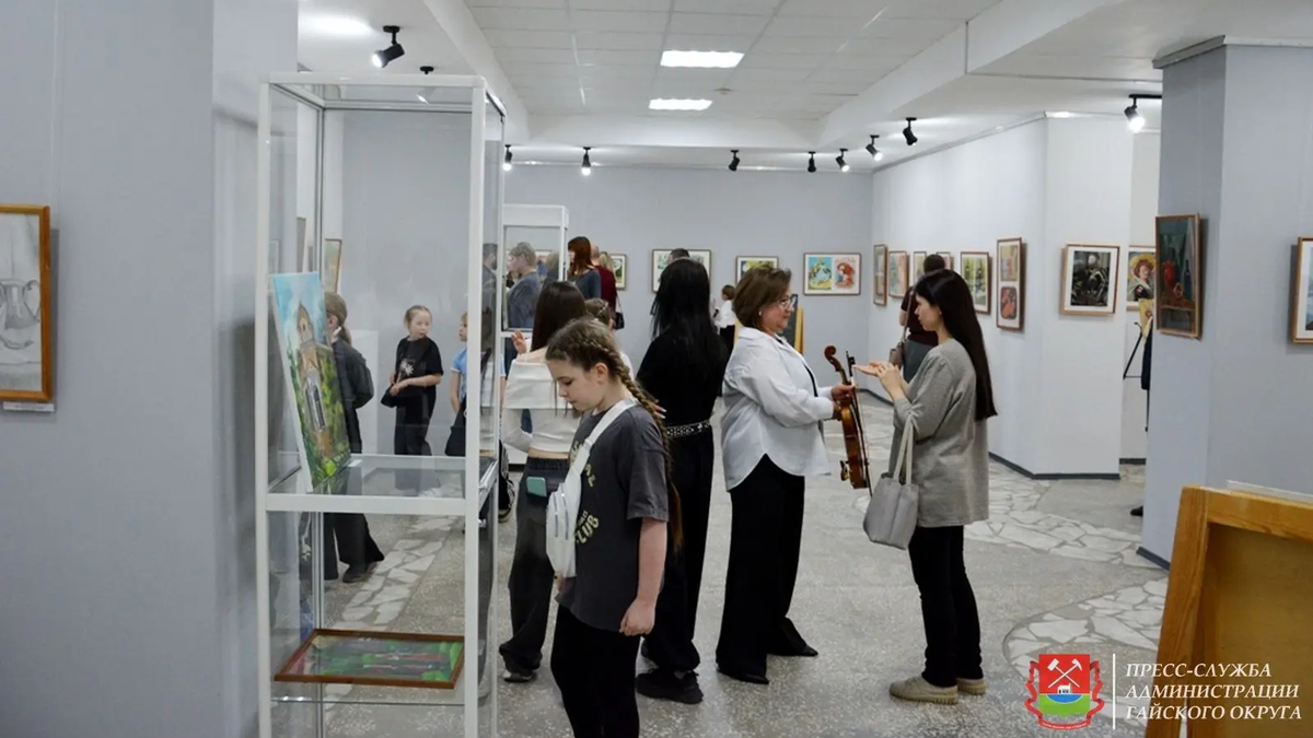     Юные художники Гая и их преподаватели представили свои работы. Фото: администрация Гайского округа.