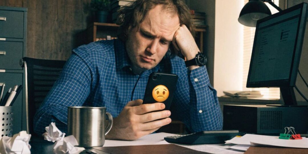 Поставил смайлик в рабочем чате - стал некомпетентным сотрудником