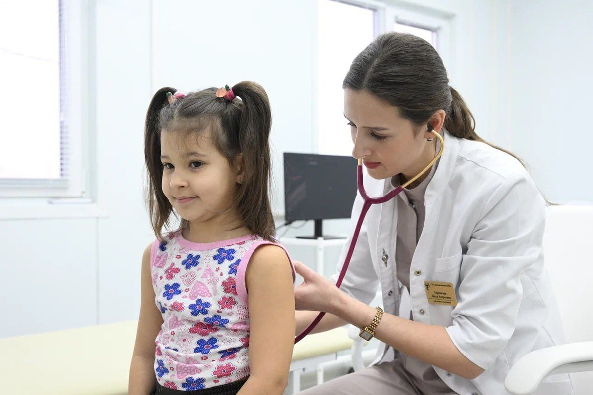 На базе учебных заведений медосмотры проходят дети с первой и второй группой здоровья, остальные — в медучреждениях/ Фото: Минздрав ДНР
