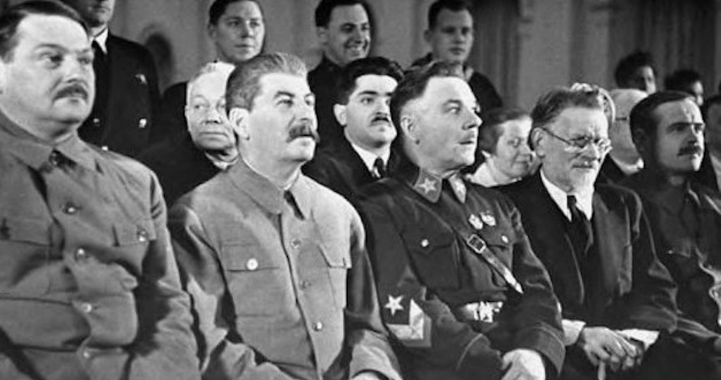 Иосиф Сталин назвал Маяковского - лучшим и талантливейшим поэтом советской эпохи и в СССР снова вырос интерес к его творчеству