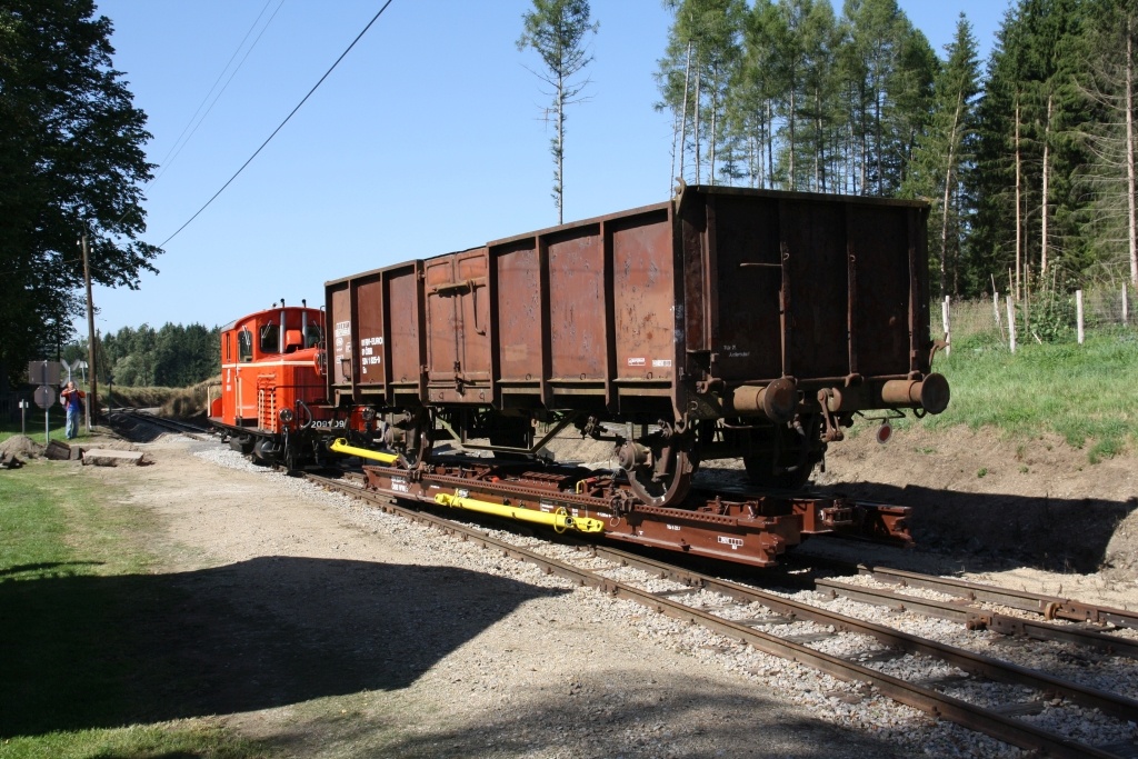 Транспортная тележка груженая открытым вагоном. Источник Google.