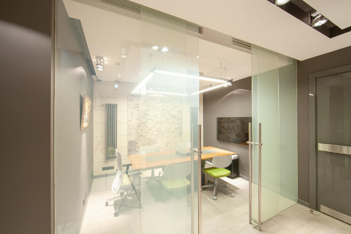 Раздвижная перегородка для офиса, умное стекло.