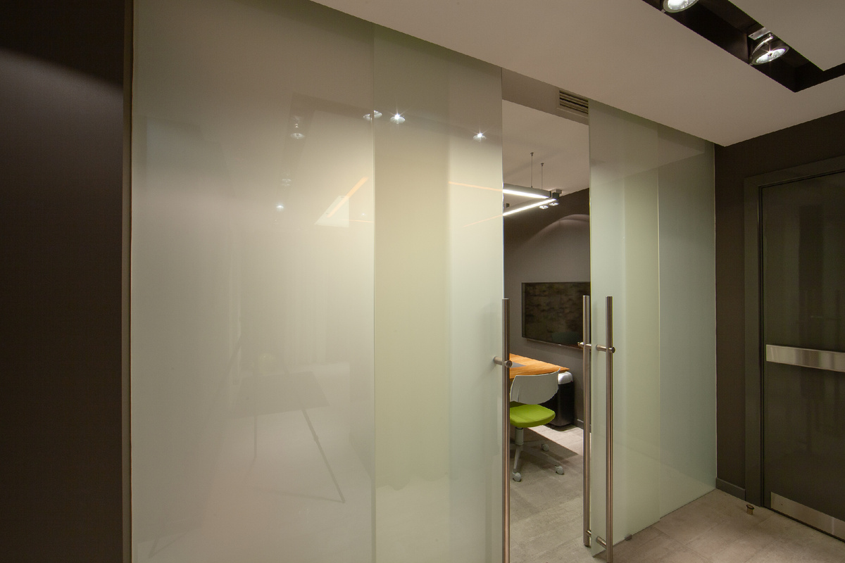 Раздвижная перегородка для офиса, умное стекло.