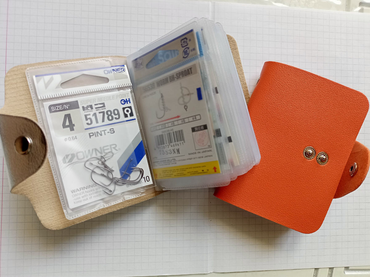 Я храню крючки в визитнице. Очень удобно