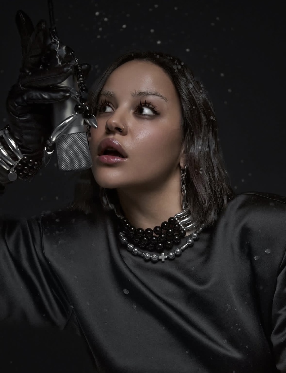 Сюзанна Варнина на съёмках клипа. На Сюзанне колье HOURGLASS, чокер METEORITE, Моносерьга SPIRIT, браслет HOURGLASS.
