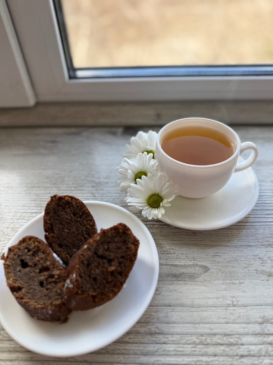 Мои законные 20 минут. Чай. Окно. Тишина.
В это время мамы нет. Мама восстанавливается.
И это не эгоизм. Это единственный способ оставаться тёплой для тех, кого я люблю 🧸🌿
