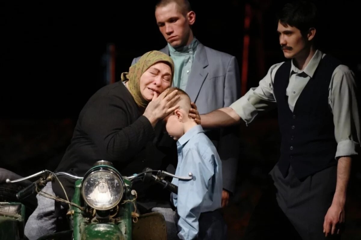    Трагическая история Авдотьи Громовой, простой русской женщины. Спектакль Андрея Могучего по мотивам рассказов Василия Шукшина, текстов Николая и Елены Рерих и стихотворений Козьмы Пруткова. В главной роли — Нина Усатова