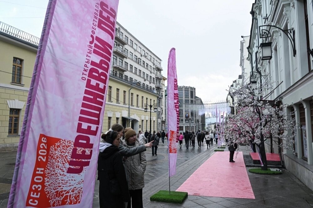    Прохожие у входа МХТ имени Чехова, где проходит XV юбилейный открытый фестиваль искусств «Черешневый лес». Фото: РИА Новости/ Кирилл Каллиников