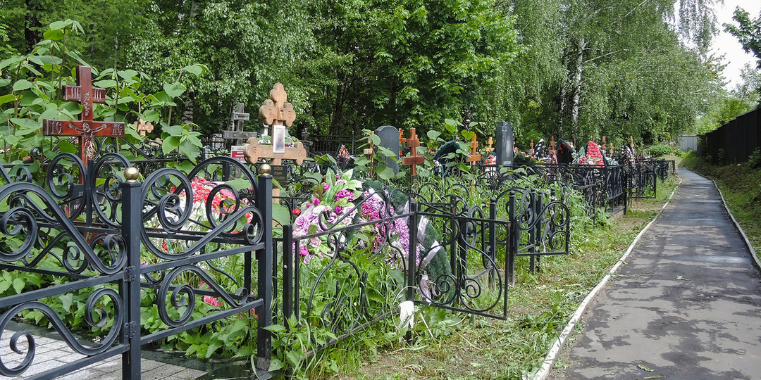 «Отобрали у усопших»: россияне сцепились из-за еды с кладбища