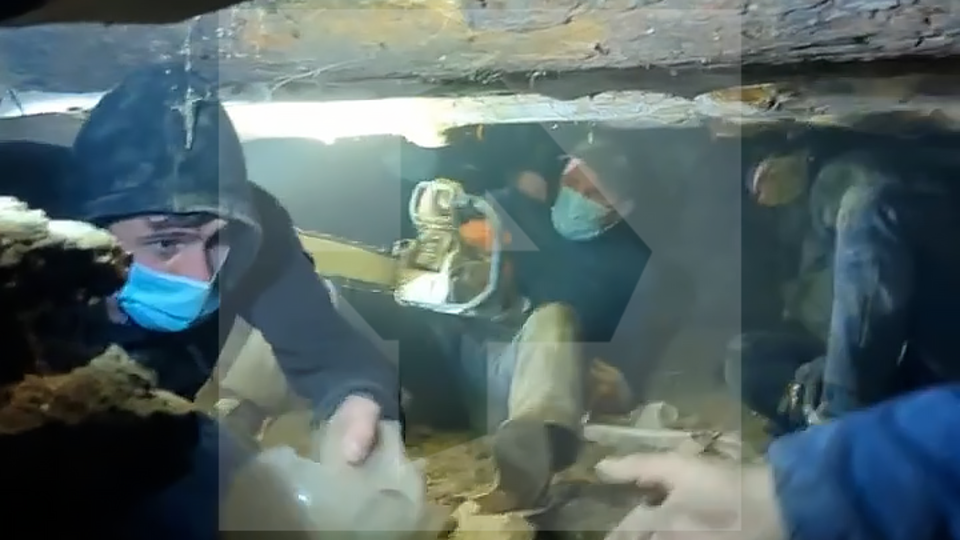 Кадры спасения женщины и ребенка из-под завалов после схода лавины в Дагестане