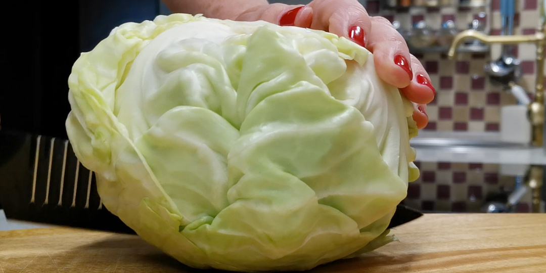 Объедаемся капустой вторую неделю. Рецепт простейший, 15 минут и готово, а вкусно как, пальчики оближешь