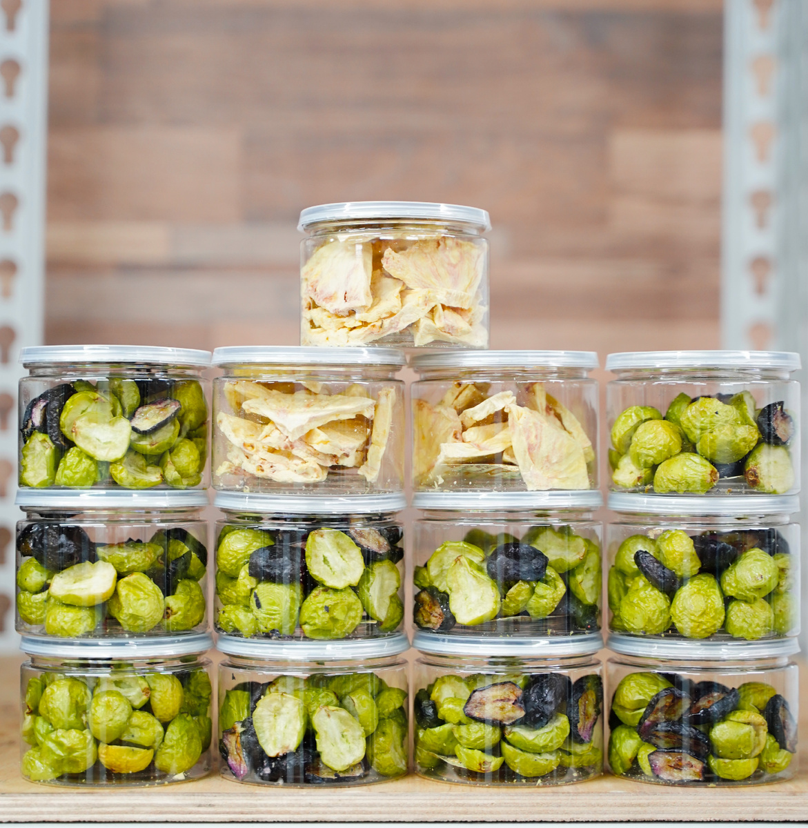 Сублимированные виноград и ананас в сублимационной установке B-Tasty