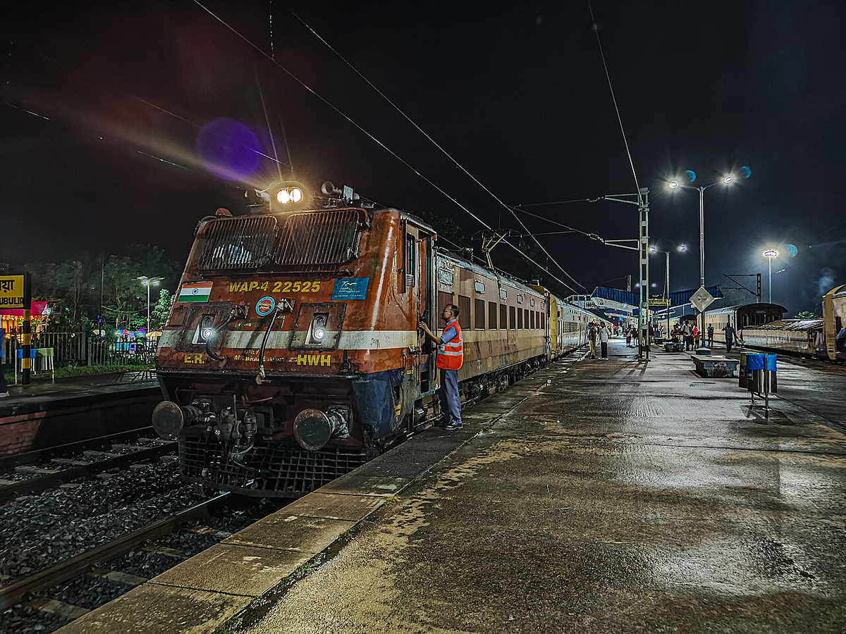 WAP-4 на железнодорожной станции Дхубулия. Источник фото: en.wikipedia.org Автор: চ্যাম্পিয়ন স্টার ১ - Own work, CC BY-SA 4.0, https://commons.wikimedia.org/w/index.php?curid=180454079