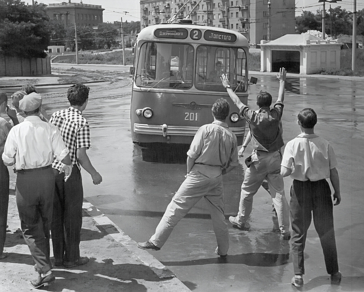 Кадр из к/ф «Первый троллейбус» (1963)