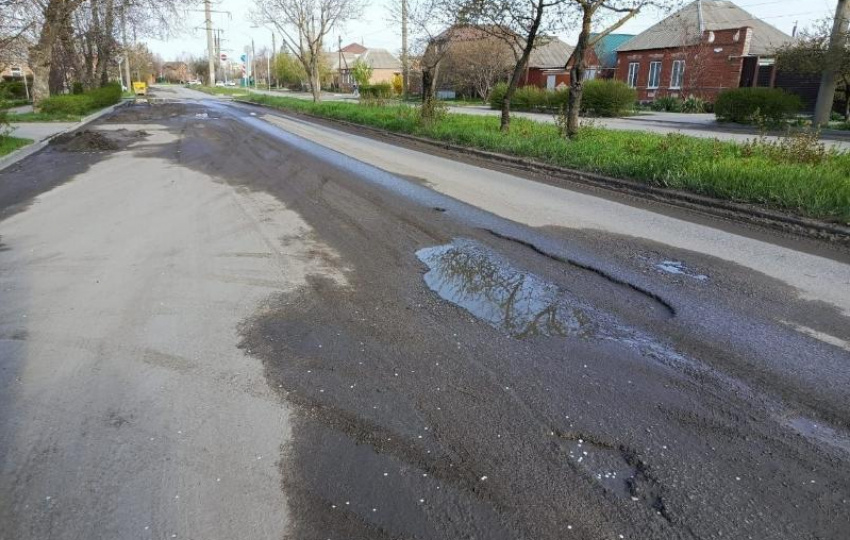 «Что за прелесть? Что за милота?»: состояние дороги на Энергетической вызвало гневную иронию таганрожцев