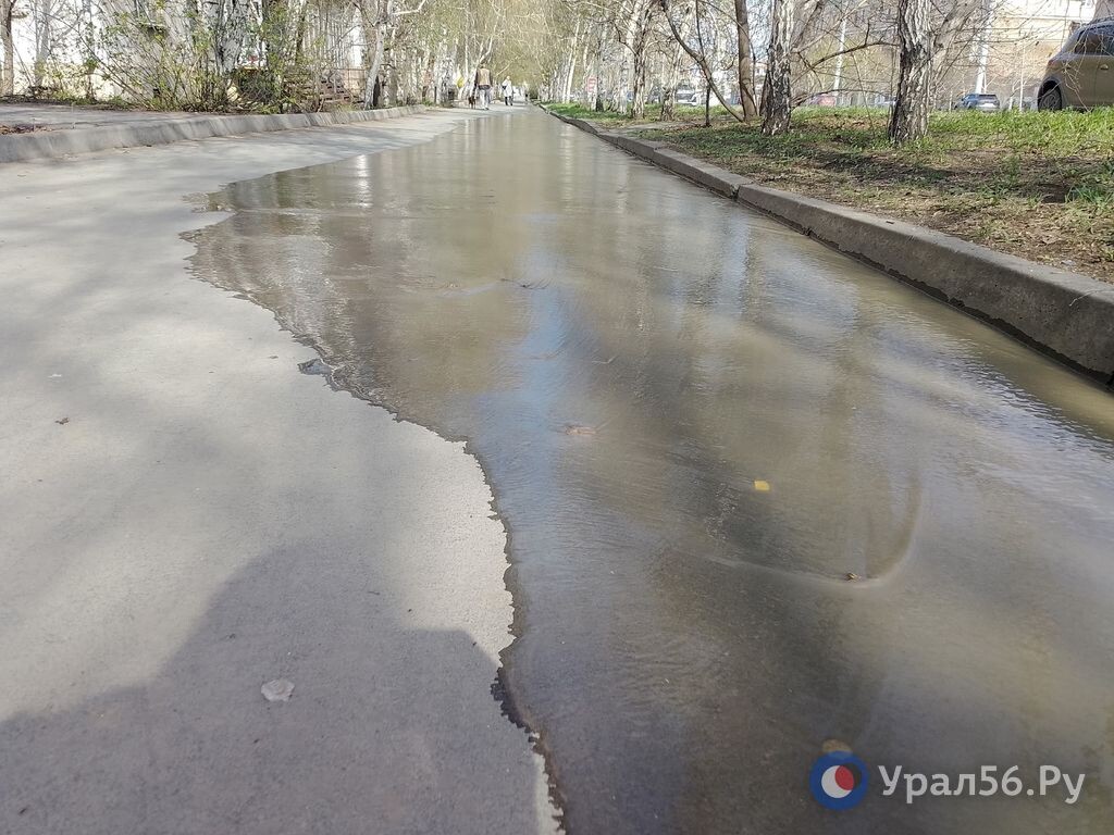    В Орске уже несколько часов топит тротуар по проспекту Мира