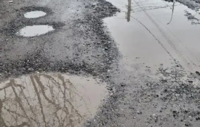 «По этой дороге мы голосовать ходили»: таганрожцы просят засыпать ямы на улице Красноармейской