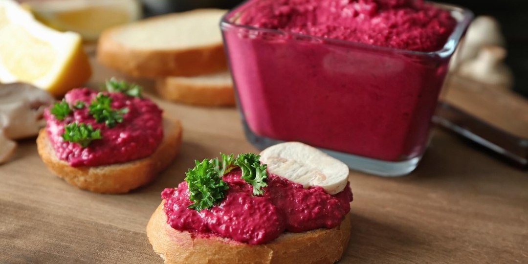 Вместо колбасы и майонеза: 5 полезных намазок на хлеб, которыми можно позавтракать или перекусить