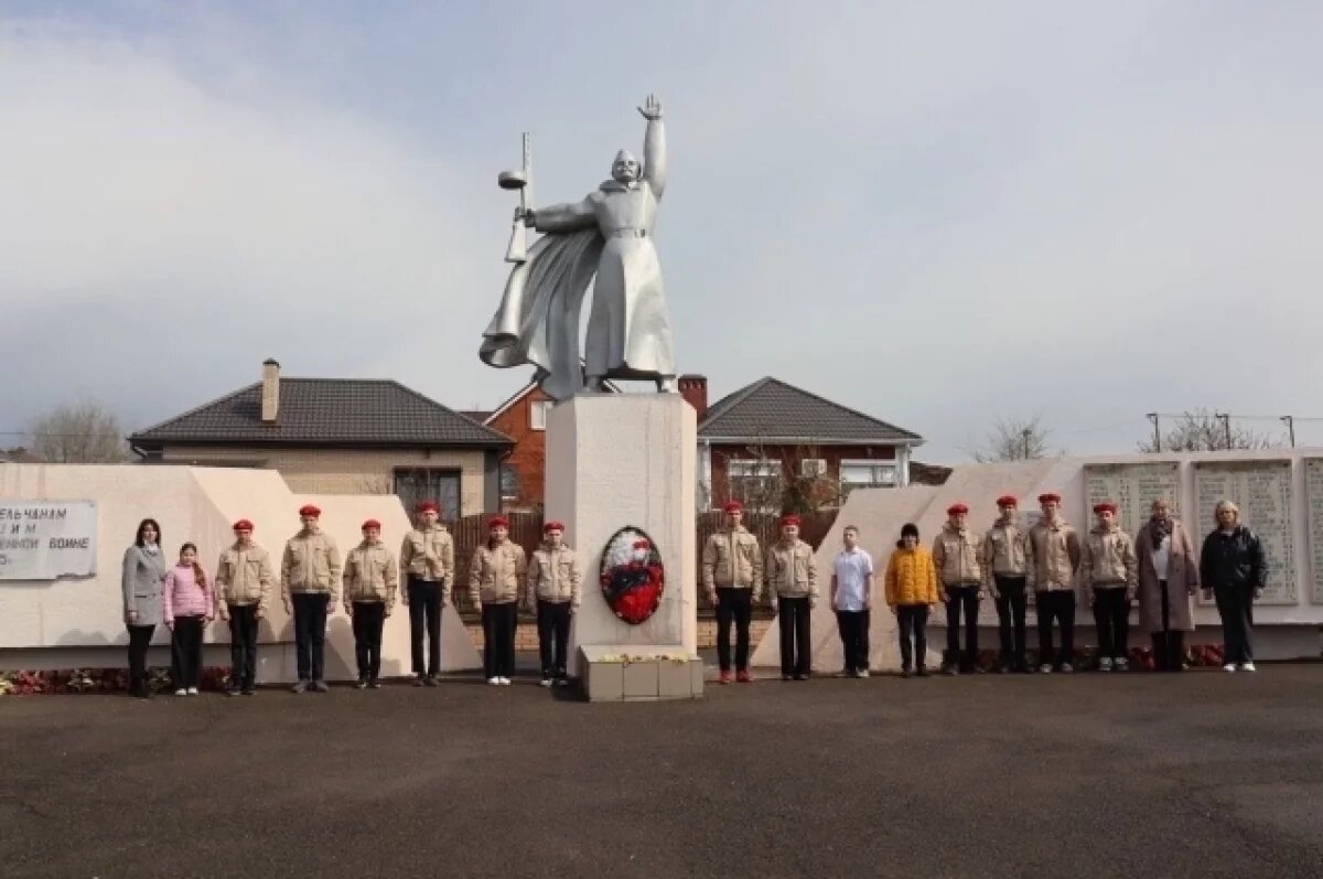    Волонтёры и неравнодушные жители наводят порядок на мемориалах и воинских захоронениях.