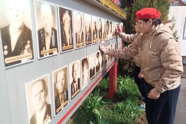    Волонтёры бережно хранят память о подвиге предков. Фото: Правительство Ростовской области
