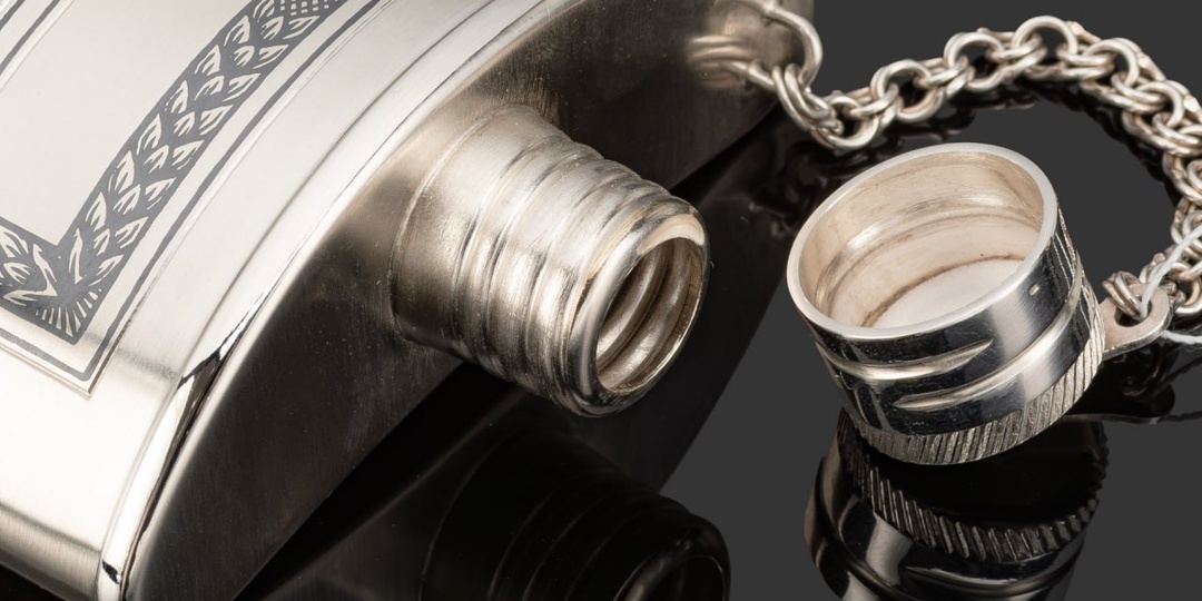 Серебряная фляжка 2025 года — изысканный спутник настоящего ценителя