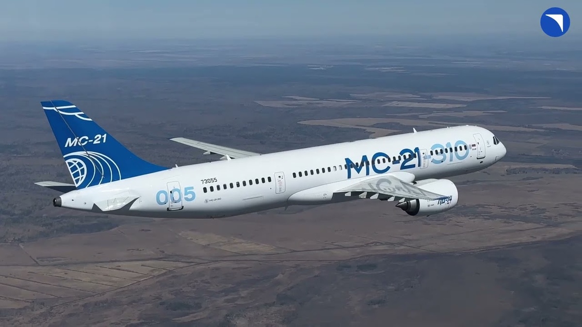 МС-21-310 — российский среднемагистральный самолёт нового поколения. 