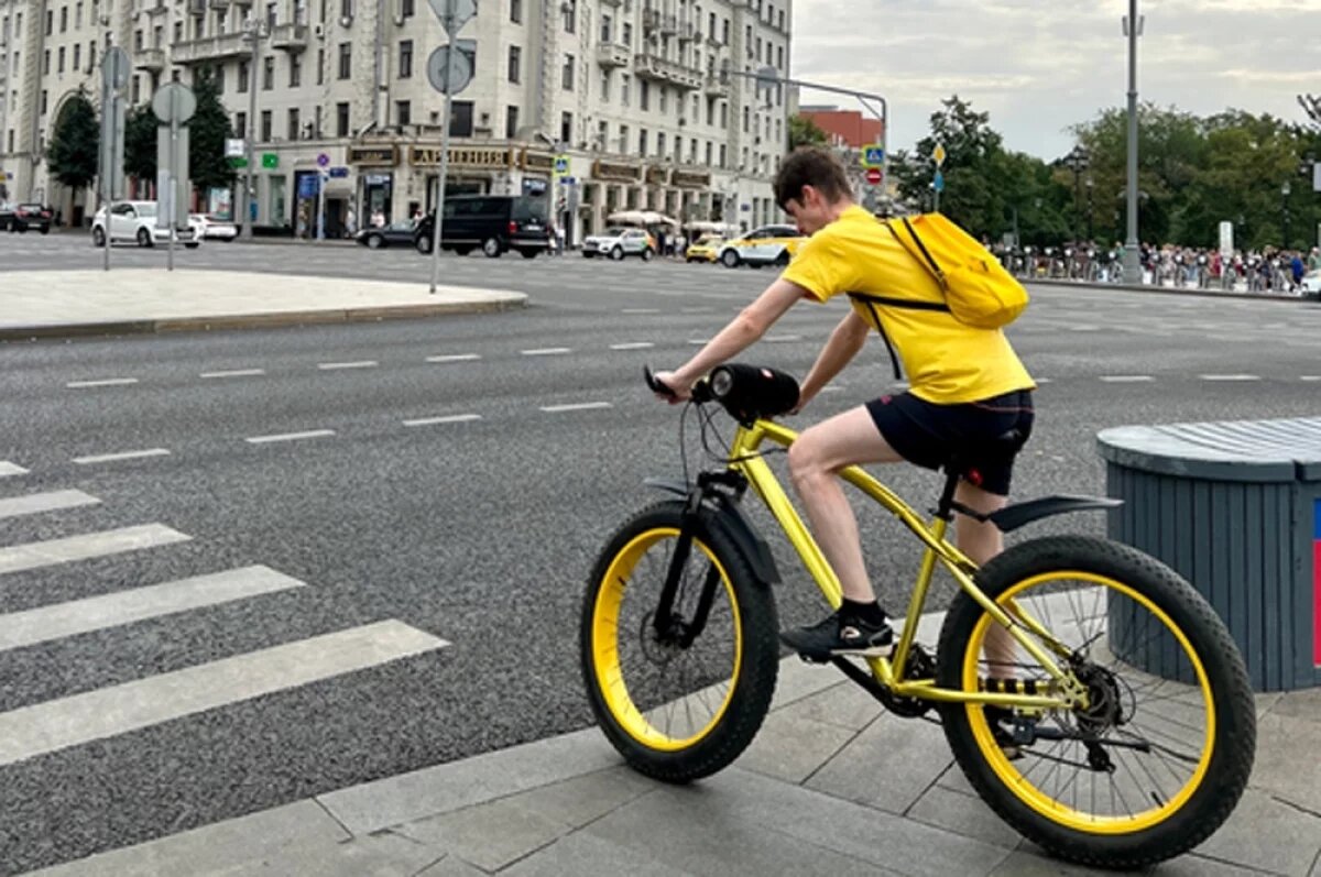    Фэтбайк — внедорожный велосипед с очень широкими покрышками и низким давлением в шинах.