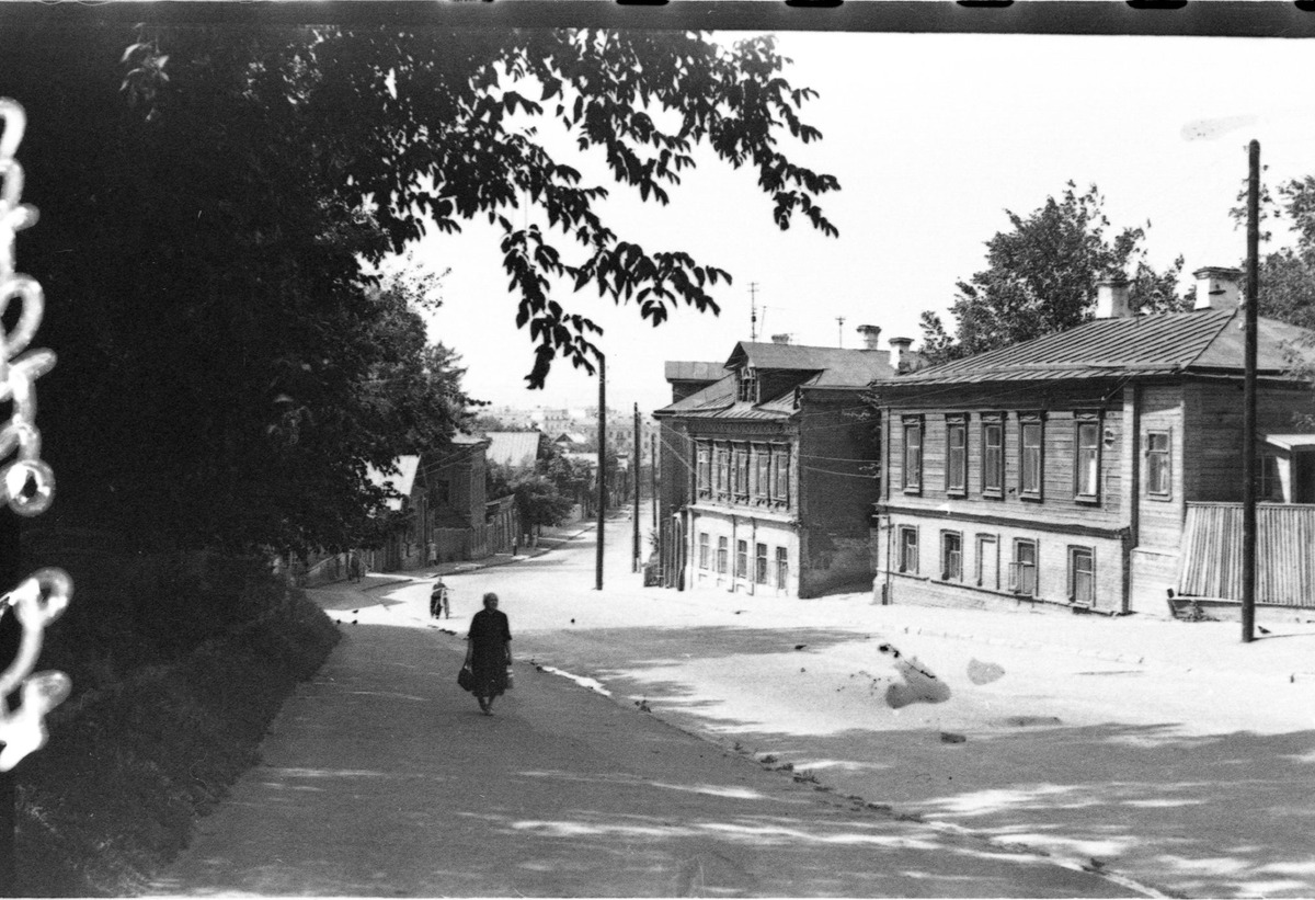 Улица, больше похожая на овраг, тянулась от места, где строит ТЦ «Кольцо», до ул. Маяковского и была зажата двумя холмами. 