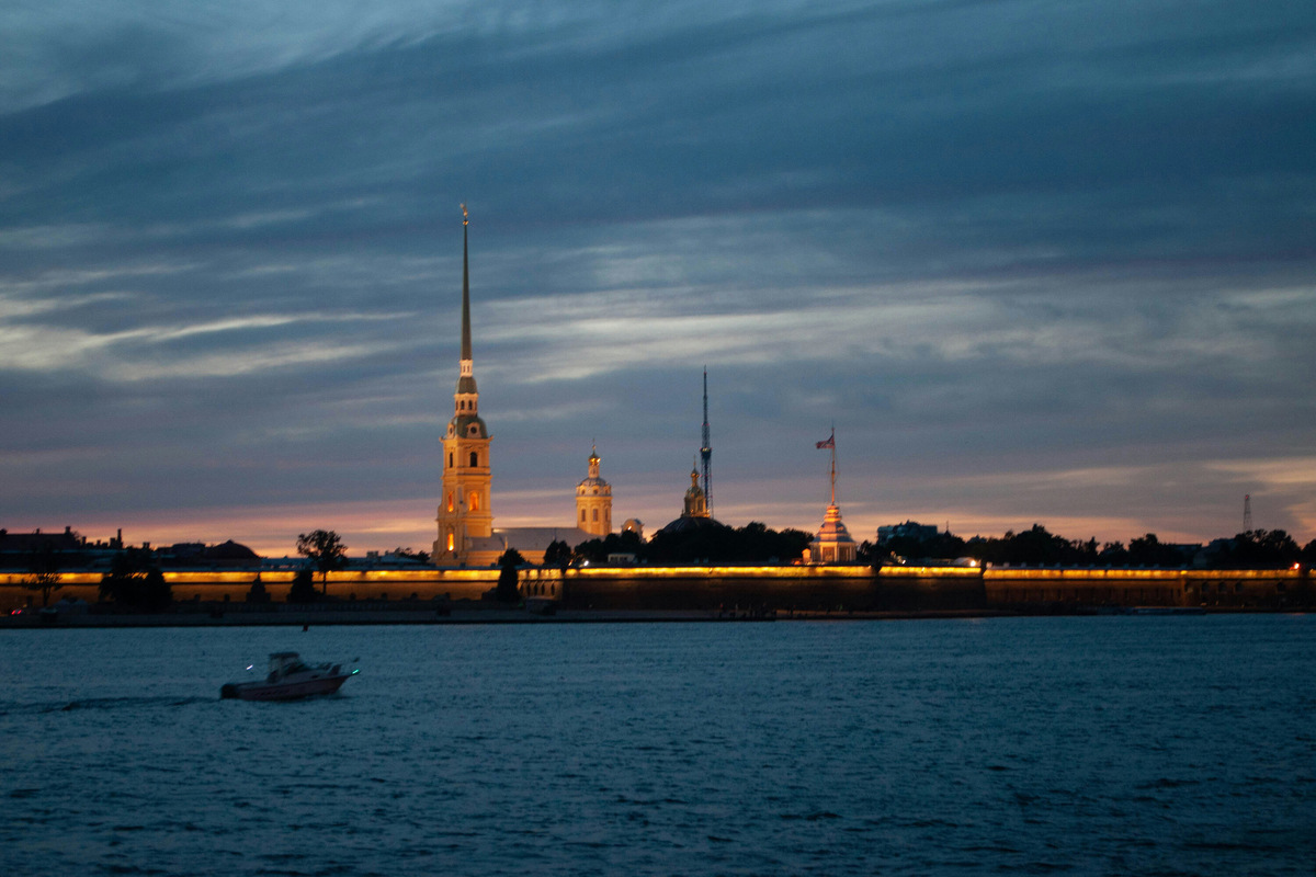 Прогуливаясь по Петропавловской крепости, вдоль живописных набережных или по тихим улицам, можно почувствовать дух старого Петербурга и открыть для себя его новую, динамичную сторону.