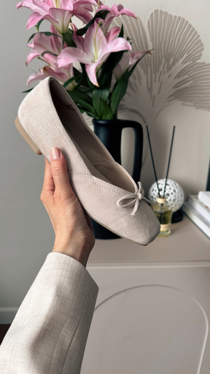 Лодочки из велюра со съемный стелькой. Мягкие, гибкие и почти невесомые на ногах. У этой пары просто изумительно мягкая подошва с амортизаторами, поэтому вам точно не придется пересчитывать все камушки на асфальте. 