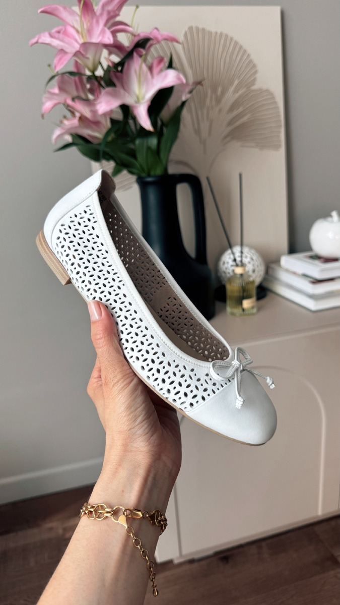 Очень удачная пара под летние брюки. Во-первых, легкие и дышащие, как босоножки, но при этом пятка закрыта и струящаяся ткань брюк не будет при каждом шаге под нее залетать. Советую померить два размера. 