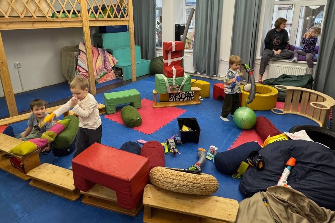 Группа 3-4 года играет в игровой