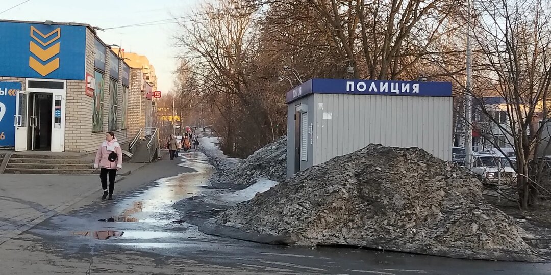 В Казани мужчина направил оружие на подростков и выстрелил