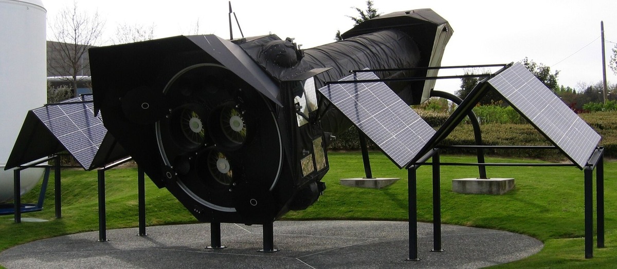    Макет рентгеновского телескопа XMM Newton на выставке в Тулузе.